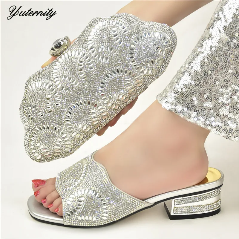 Модный комплект: итальянская элегантная Стразы обувь и подходящая сумка в