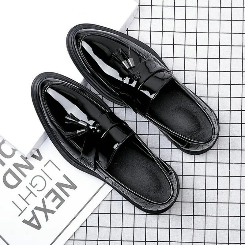 Новинка Мужская классическая обувь британская дышащая трендовая лакированная