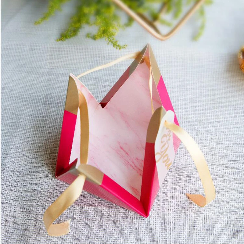 10 шт. красная роза треугольная пирамида коробка для конфет с ленточка на