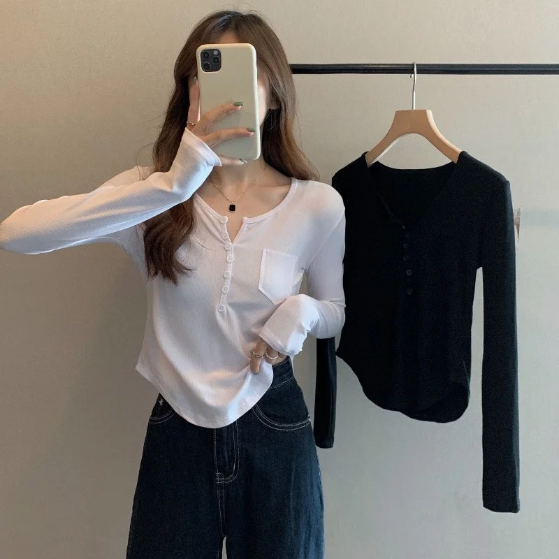 Женская футболка с длинным рукавом белая облегающая V-образным вырезом и для