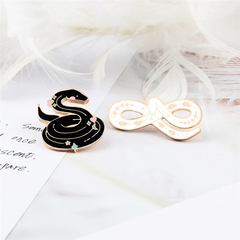 Animal Snakes Enamel Pins Black and White Brooches Bag Shirt Badges Lapel Pin Metal Icon Fashion Jewelry Gift for Friends Couple | Украшения