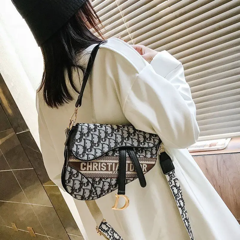 

2021 Spring and Summer New Fashion D-Shaped Saddle Bag Wild Wide Shoulder Strap Single-Shoulder Messenger Bag Female Student