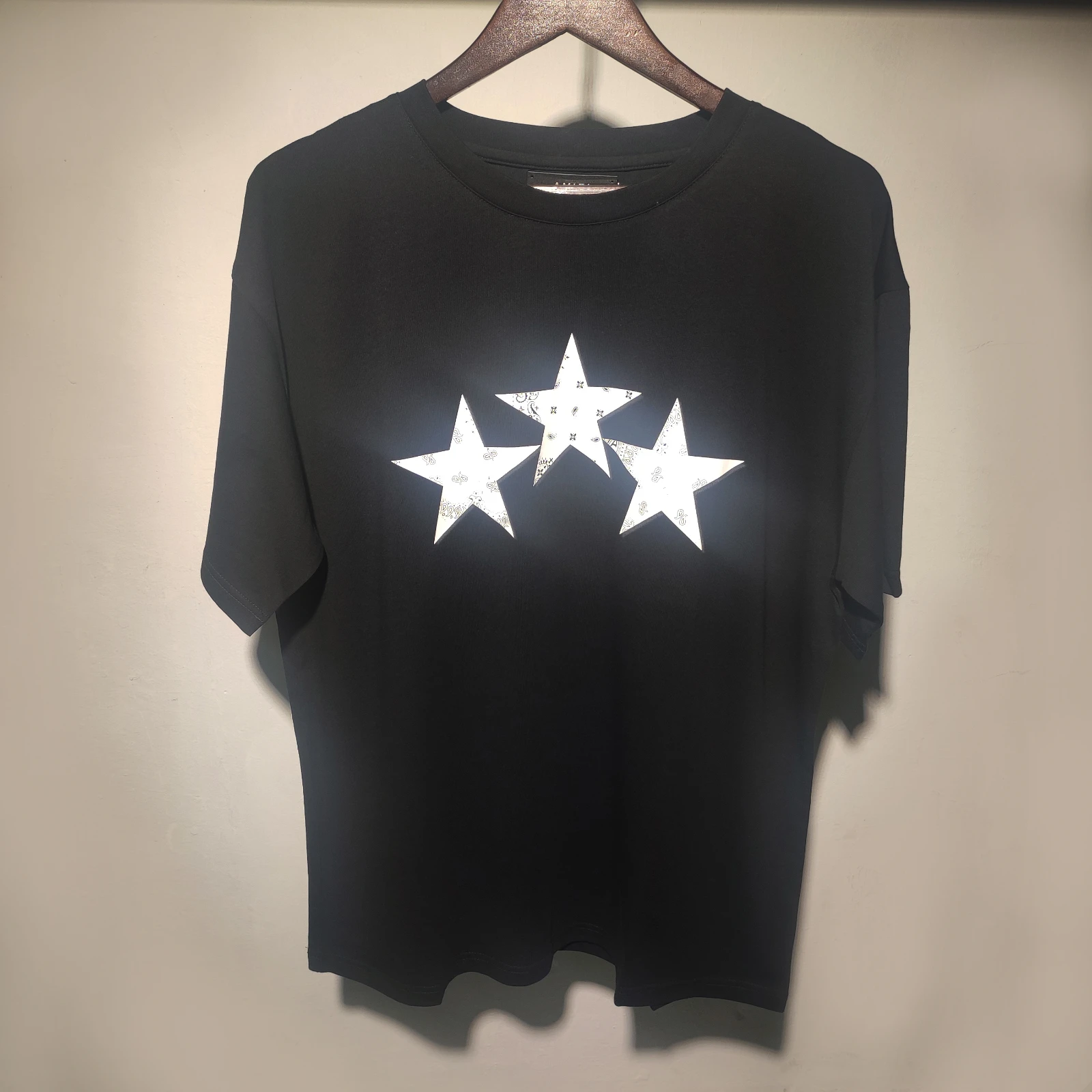 

Футболка мужская с принтом звезд и граффити, брендовая тенниска с коротким рукавом, короткий топ с круглым вырезом, черный цвет