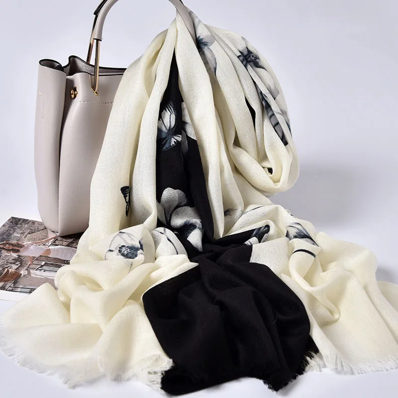 Женский шарф из 100% шерсти зимний натуральной с цветочным принтом и бабочками |