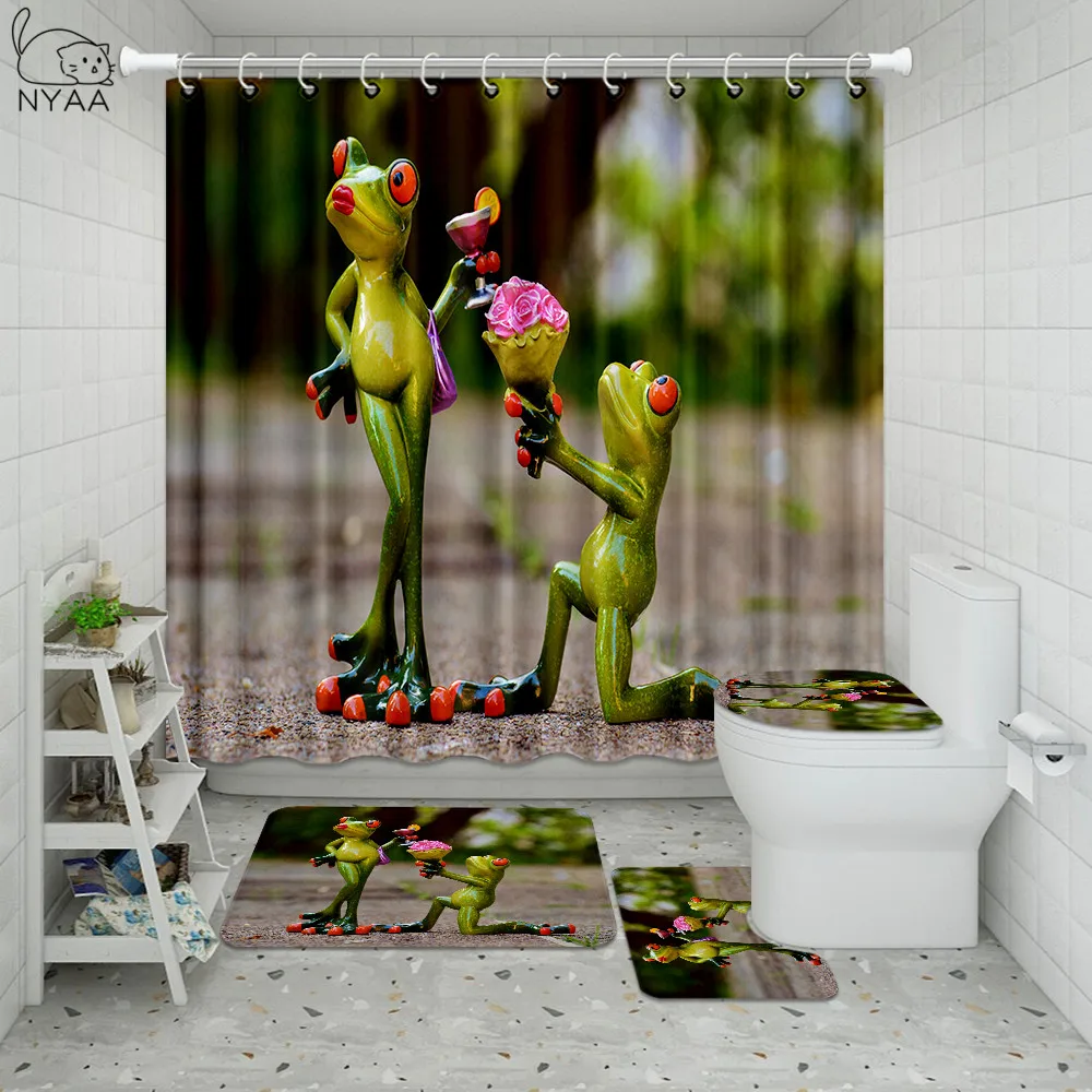 Offerte NYAA 4 Pcs Rana Di Cartone Animato Tenda Della Doccia Bagno Tappetini Set Da Bagno Zerbino Set Accessori Per Il Bagno Con Ganci