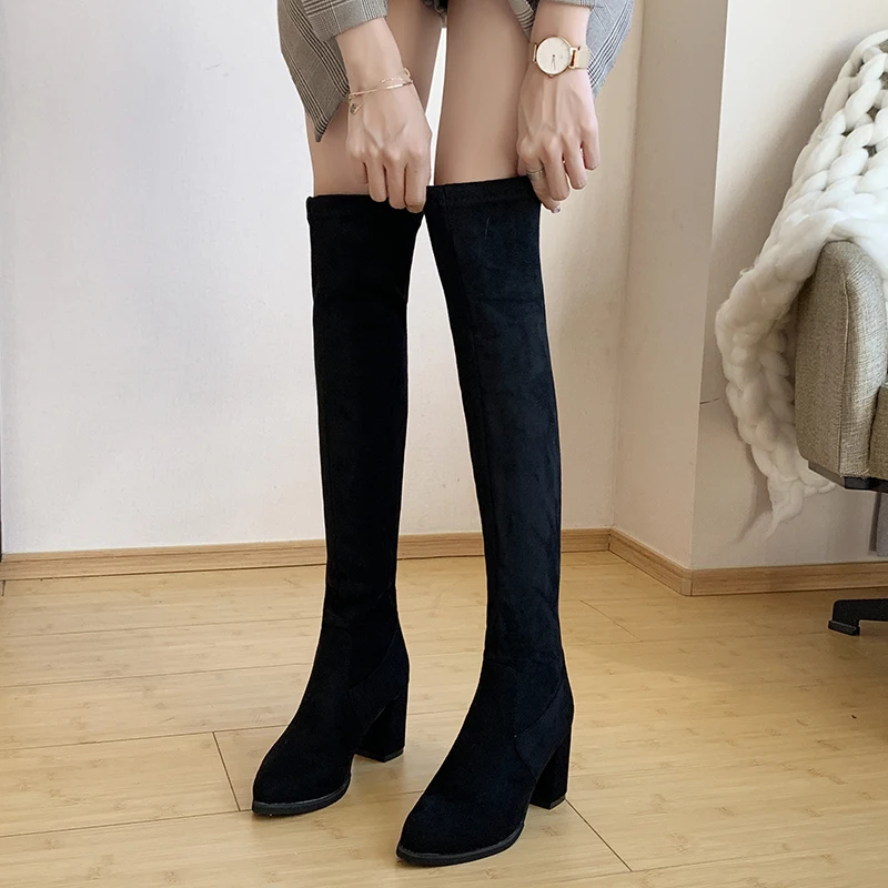 Черные замшевые ботфорты на Высоком толстом каблуке коллекция 2020 года модные