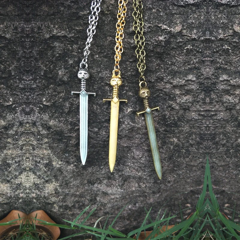 

2020 Men's Classic Luminous Black Cat Sword Snake Pendant Necklace Punk Style Necklace Necklace Fashion Jewelry Gift