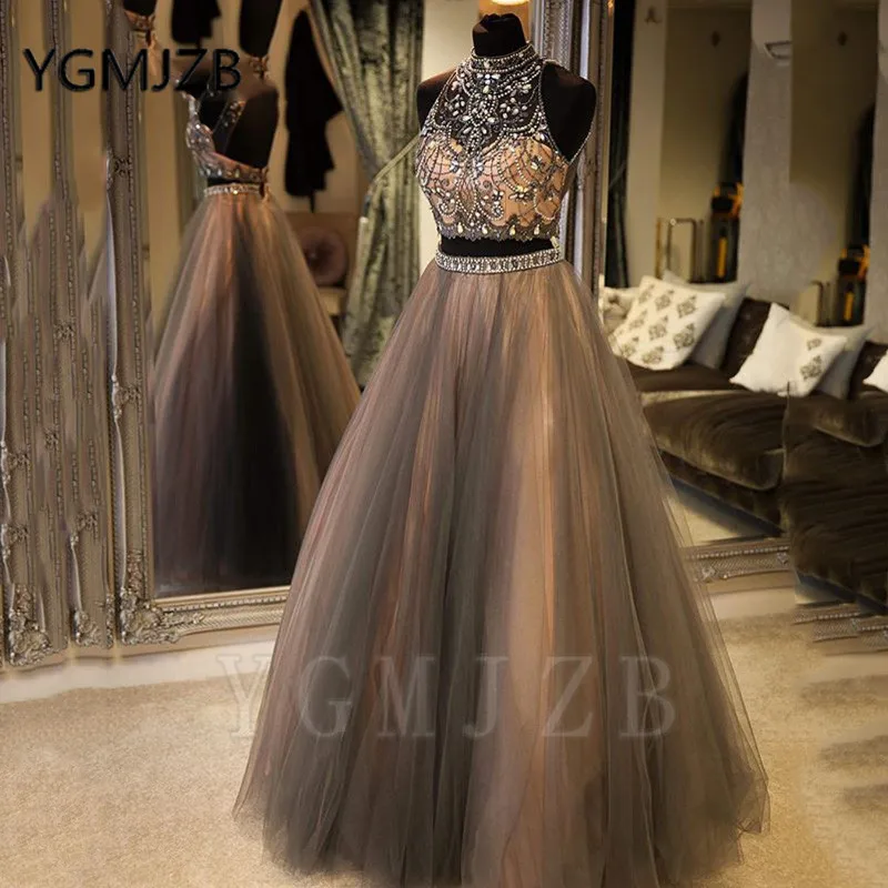 Женское вечернее платье из фатина трапеция с высоким воротником и кристаллами