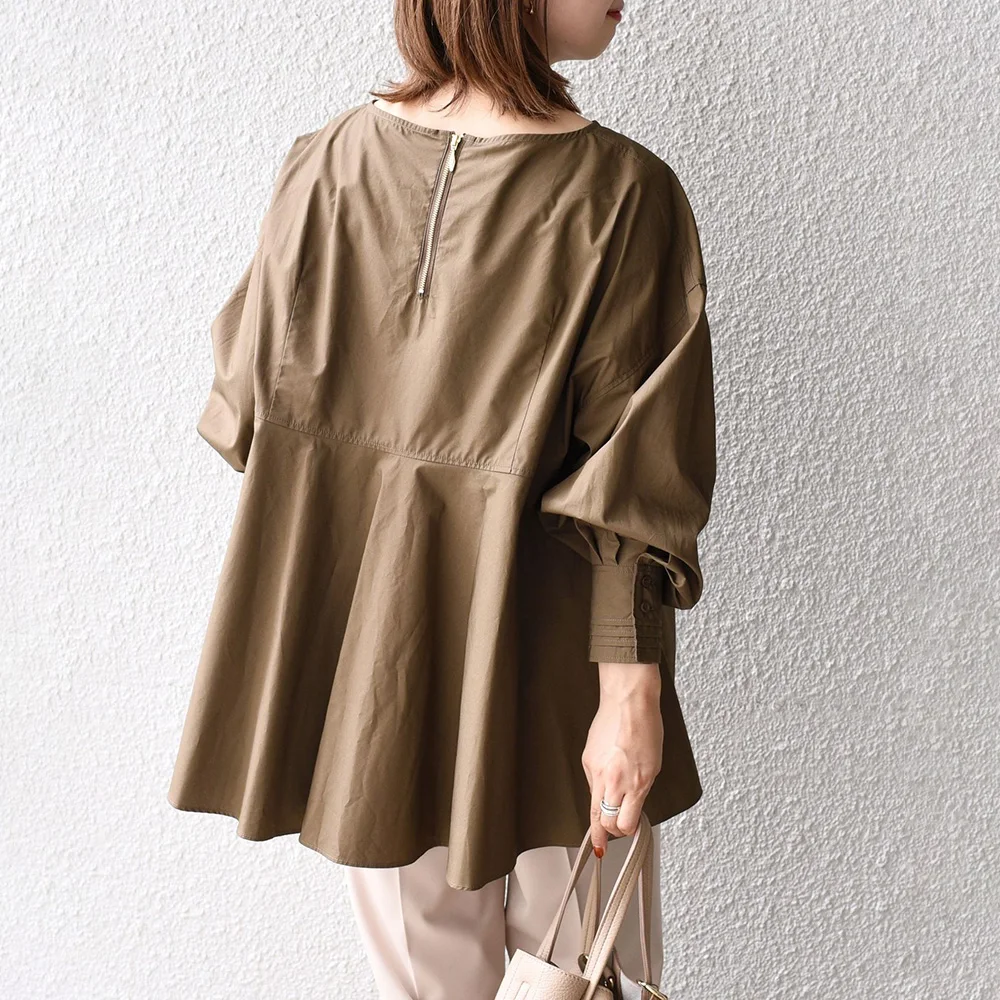 

Женский свободный пуловер с застежкой-молнией сзади и оборками на подоле