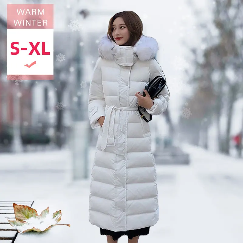 Женская зимняя куртка на белом утином пуху с натуральным мехом енота облегающее