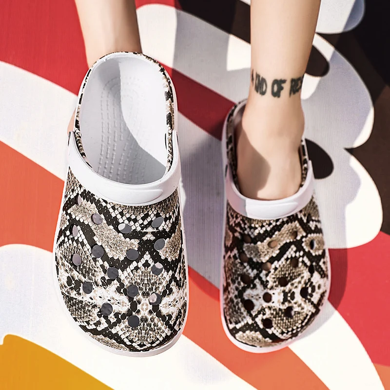 2021 New Fashion Sandals Men Clogs Slippers Soft Bottom Beach Sandals Men Clog Sandals Comfortable Breathable Ankle-Wrap EVA