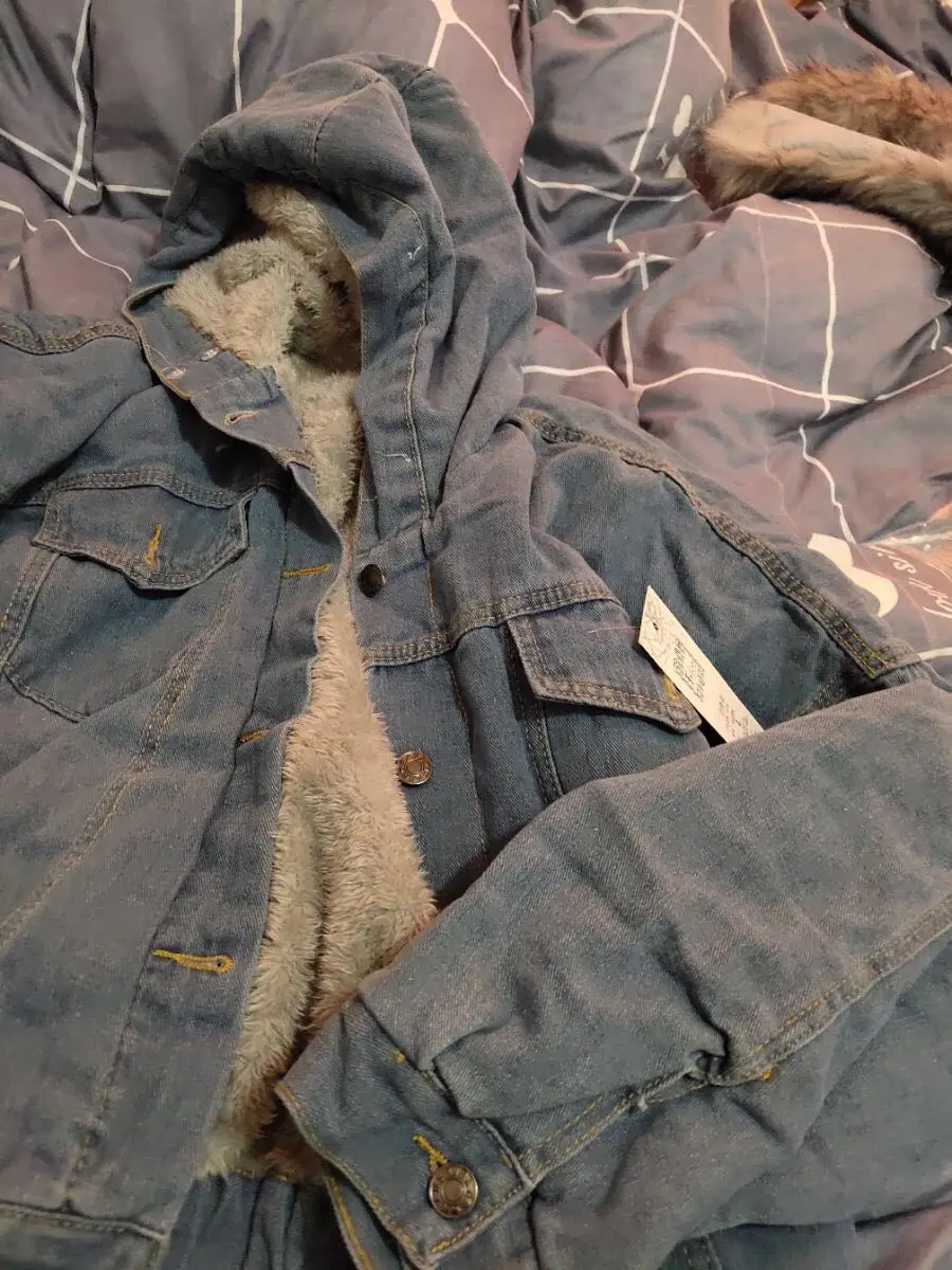 Женская куртка с регулируемым меховым воротником джинсовая на молнии длинными