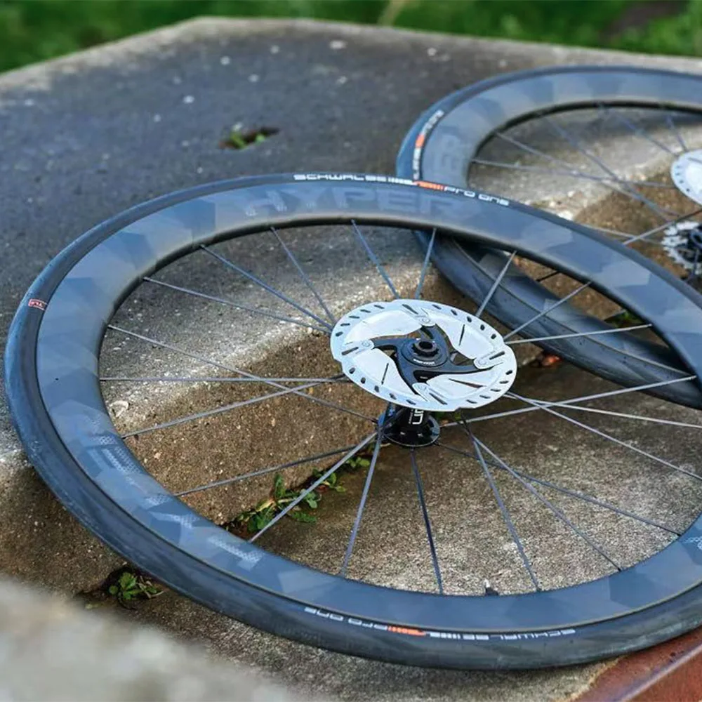 Колеса для шоссейного велосипеда Winspace Carbon HYPER с керамическими подшипниками и дисковыми тормозами на Aero Bladed спицах, размер 700C.