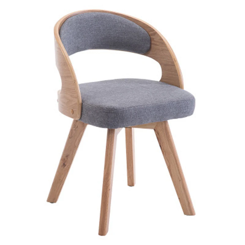 Современный минималистичный обеденный стол из массива дерева и стулья в