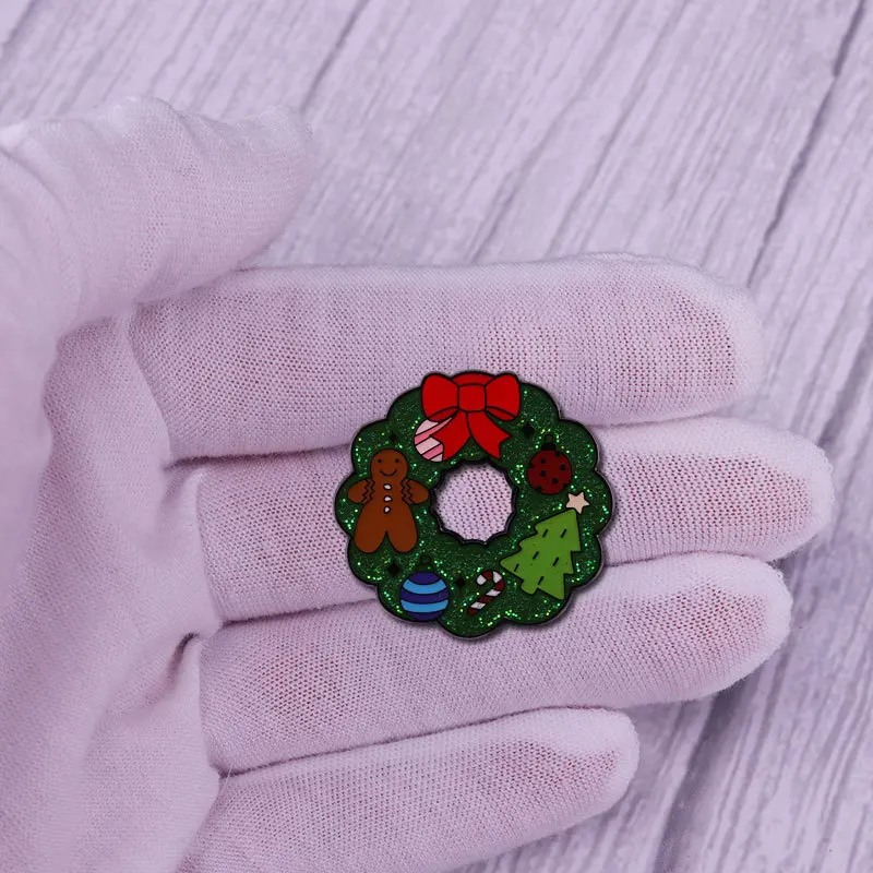 

Beautiful Christmas Wreath Brooches Santa Claus Hat Snowflake Penguin Gingerbread Man Pins Badges Brooch New Year Gifts