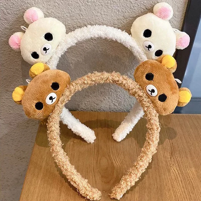 Женская и девочка милая головка с ушками медведя из мультфильма на зиму