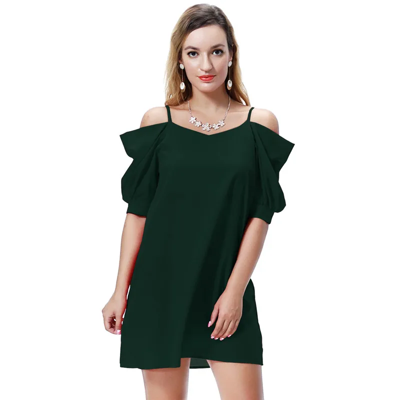 Женское короткое платье с коротким рукавом открытыми плечами и расклешенными