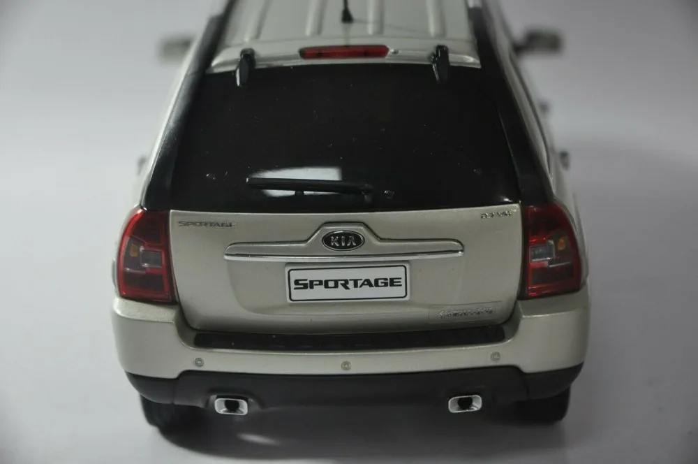 1:18 литая под давлением модель для Kia Sportage R 2008 Золотой внедорожник редкая Игрушечная машина из сплава миниатюрная коллекция подарки