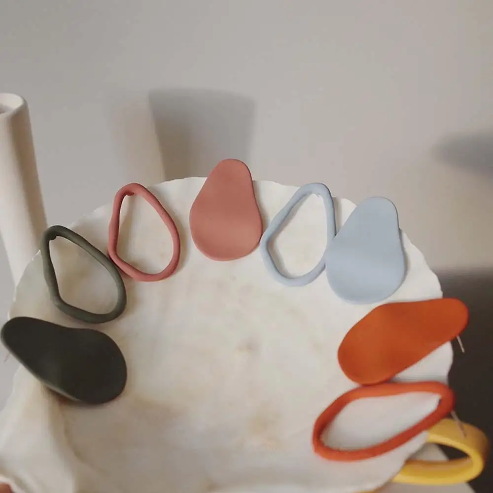 Нерегулярные геометрические матовые пустотелые серьги гвоздики Асимметричные