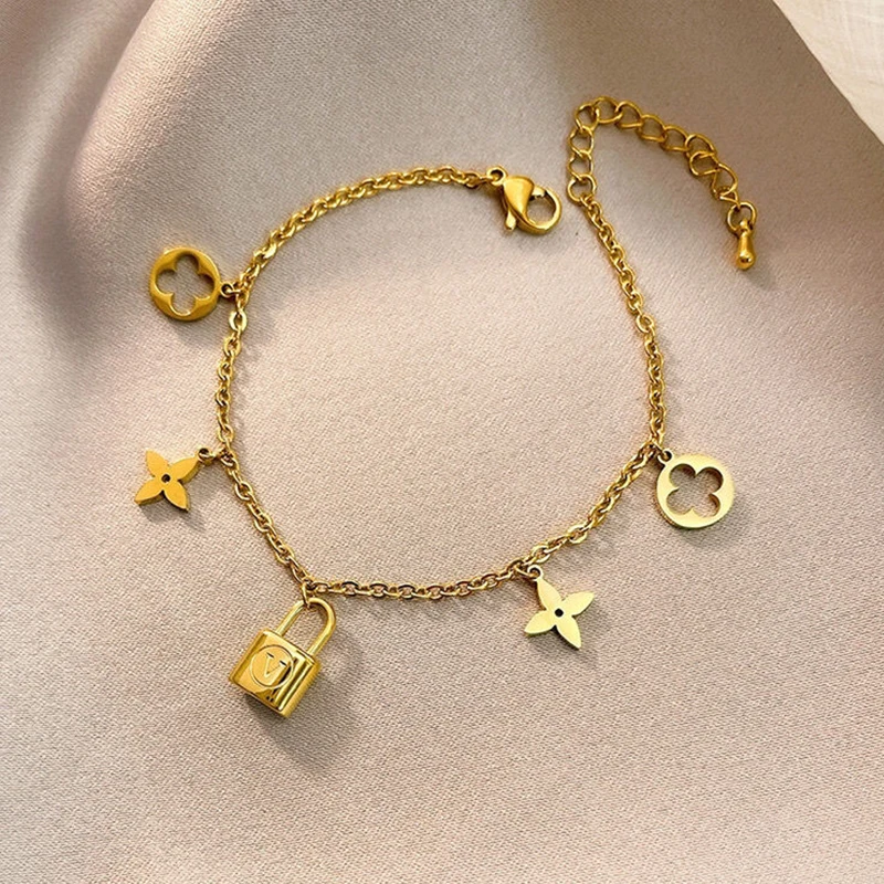 

New fashion personality four-leaf clover lock titanium steel bracelet exquisite female temperament clover bracelet