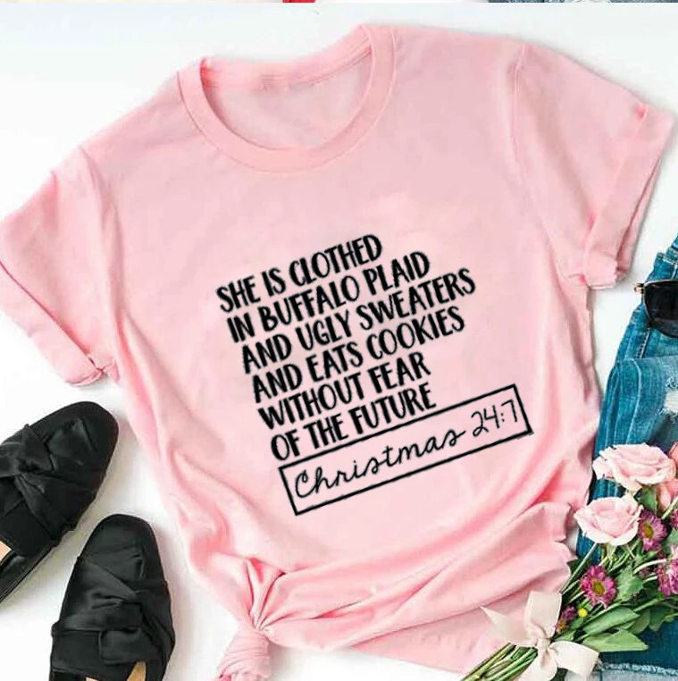 She is clothed in Buffalo, клетчатая футболка, Милые новогодние майки для женщин, слоган, Повседневная красная Эстетическая футболка, девичник, вечерние топы - Цвет: Pink-black txt