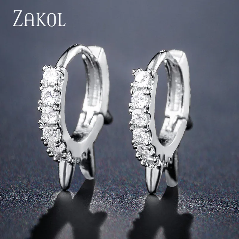 Стильные легкие маленькие открытые серьги-кольца с заклепками и кубическим