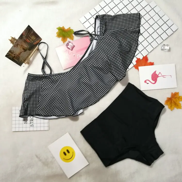 Маленький свежий купальник-бикини в клетку с ремешком виде листа лотоса