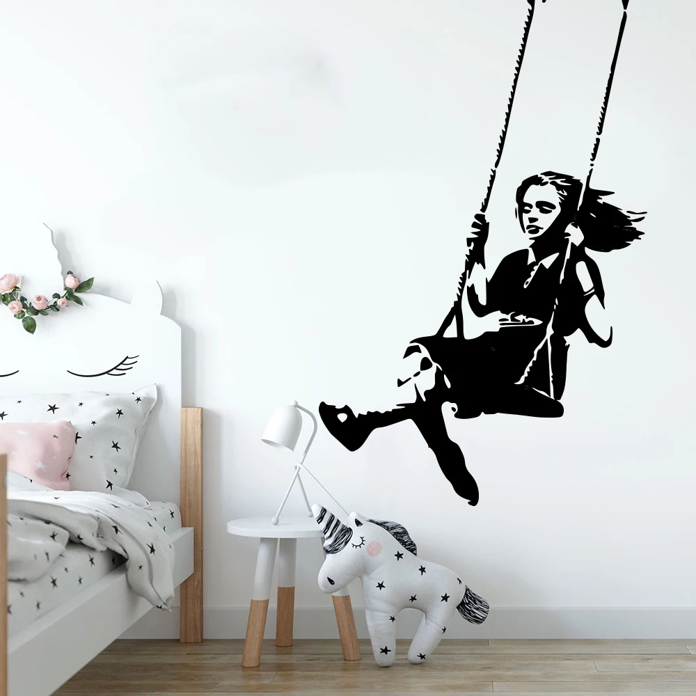 De dibujos animados Banksy Swinging Girl pared calcomanía bebé guardería niños habitación Graffiti arte callejero Banksy etiqueta de la pared de sala de juegos Decoración de vinilo