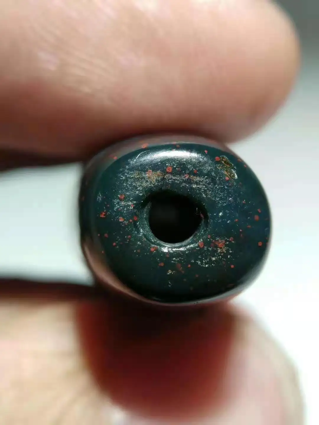 

The elongated large-sized rare and ancient Xiangxiong Dzi represents the nine-eyed supreme four-eyes with cinnabar spots.