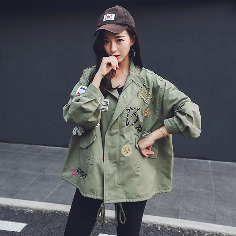 Женская джинсовая куртка в стиле милитари осенняя Зеленая с вышивкой один