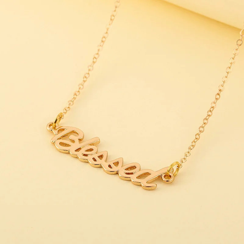 Женское колье с буквенным принтом золотистое подвеской в старинном английском