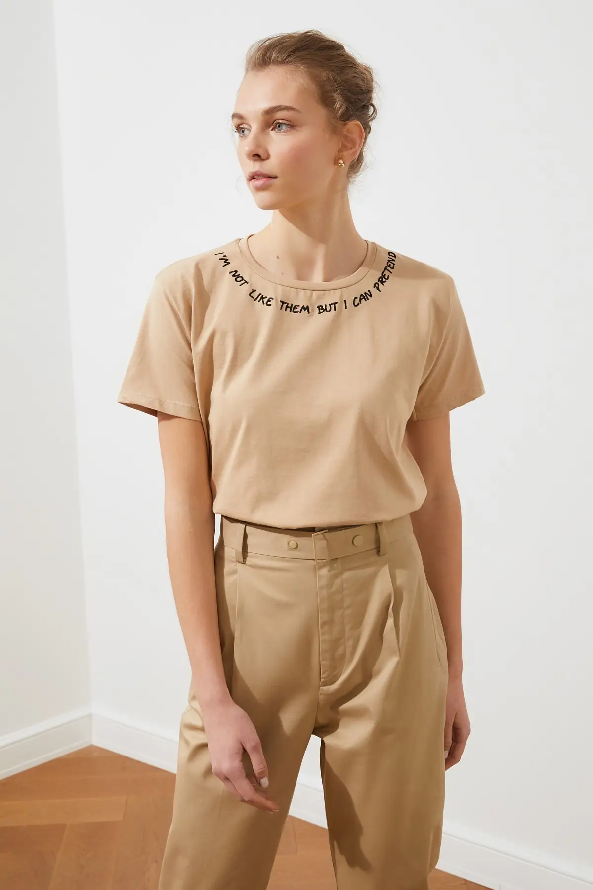 Укороченная трикотажная футболка с вышивкой Trendyol TWOSS20TS0485|Футболки| |
