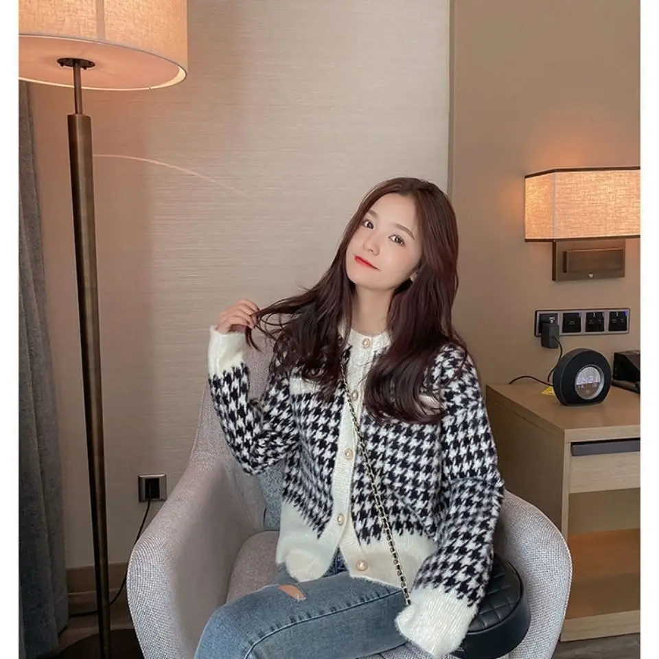 

2020 new autumn small fragrance sweater cardigan jacket short Korean Plaid mink like sweater top