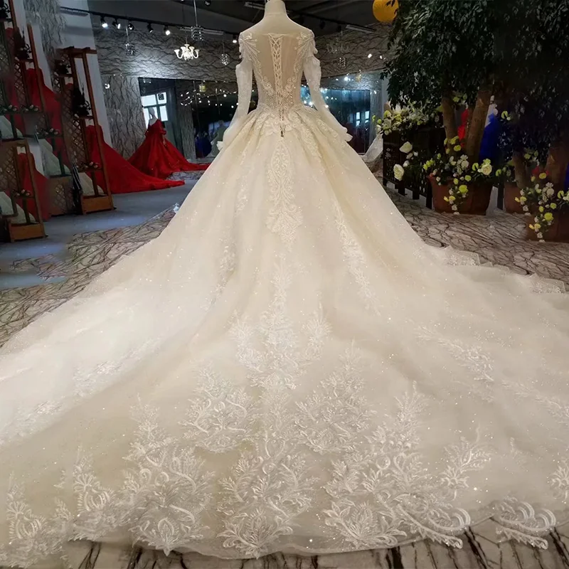 Платье свадебное цвета шампанского с длинным шлейфом круглым вырезом и длинными