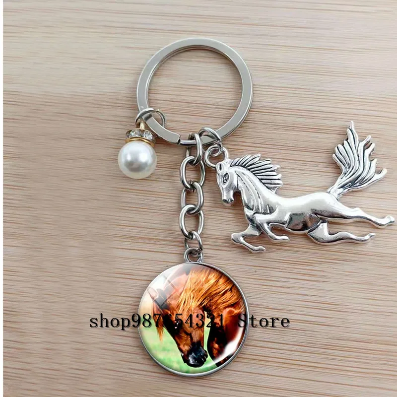 Брелок с изображением животных бегущей лошади из стекла кабошоном на сумку