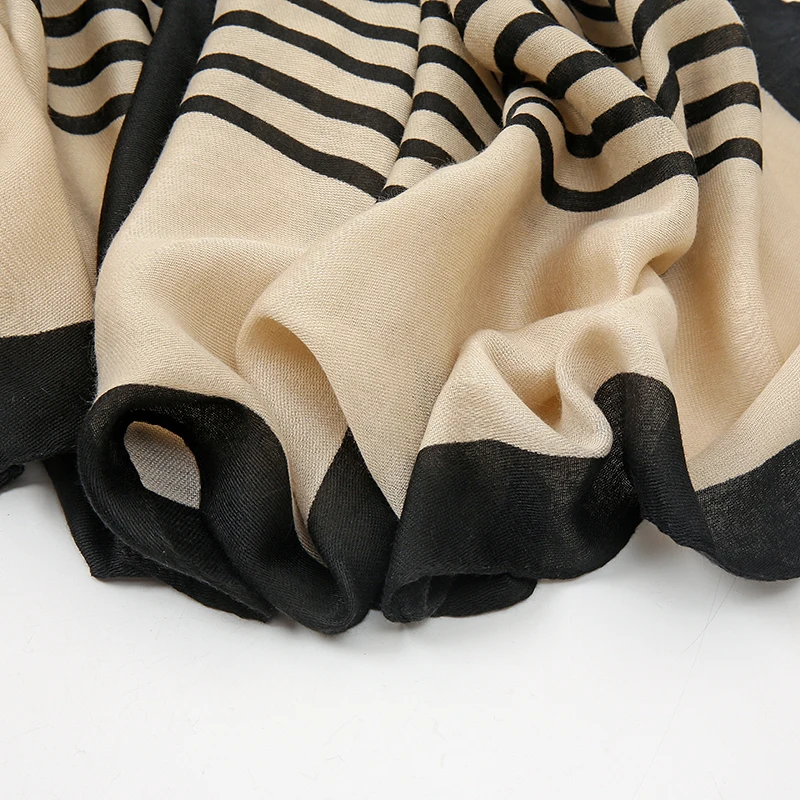 Шарф женский весенний в полоску черно-белый 2021 х85 см