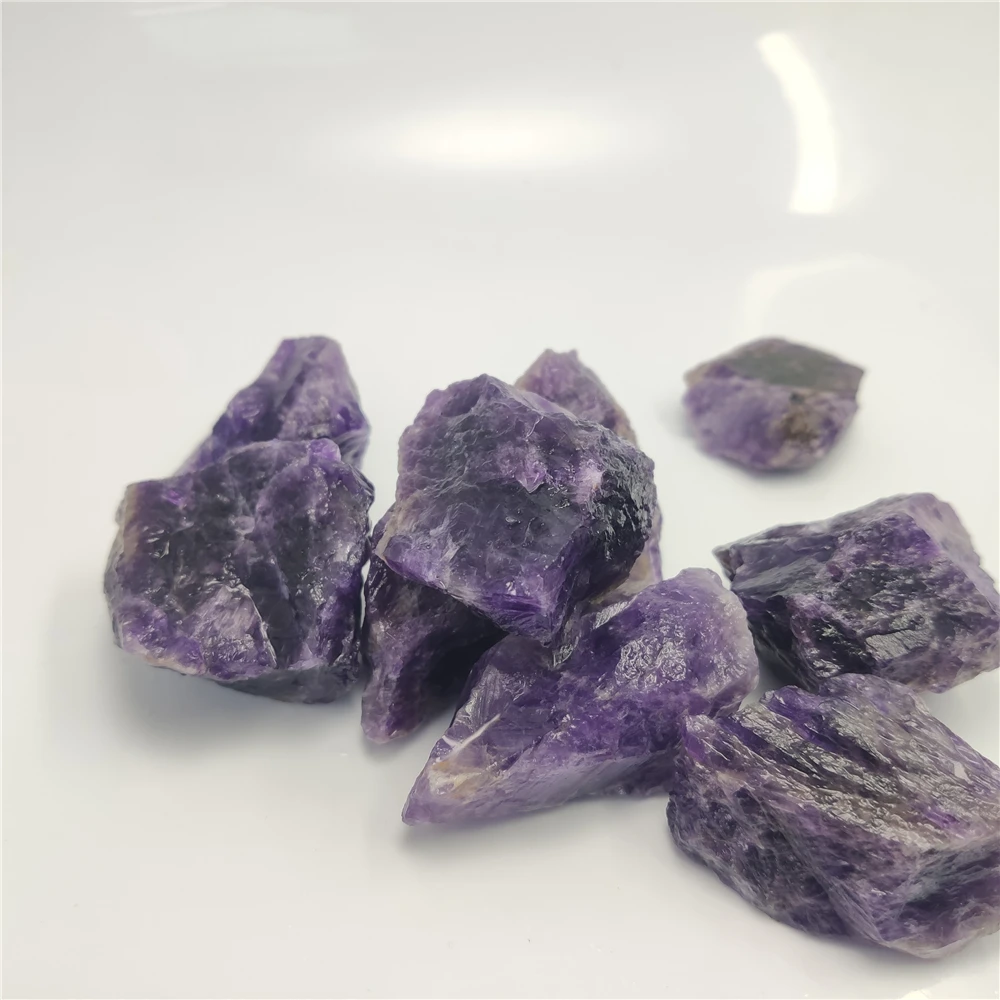 Натуральное сыпучее сырье Темный аметист асимметричный натуральный камень