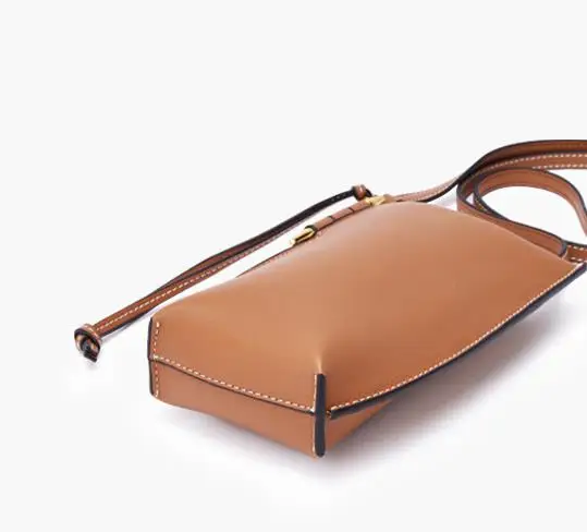 

2020 new summer early autumn foreign style simple solid color Oblique cross handbags fashion bucket shoulder bag