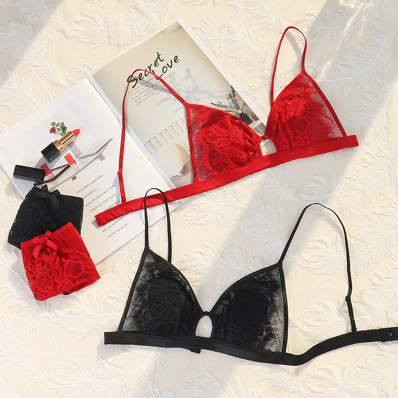Комплект женского кружевного нижнего белья с тонким треугольным бюстгальтером