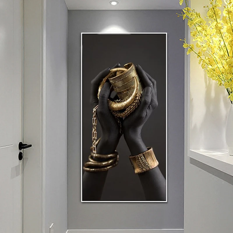 Черные руки держат ювелирные изделия Холст Картина плакаты и принты