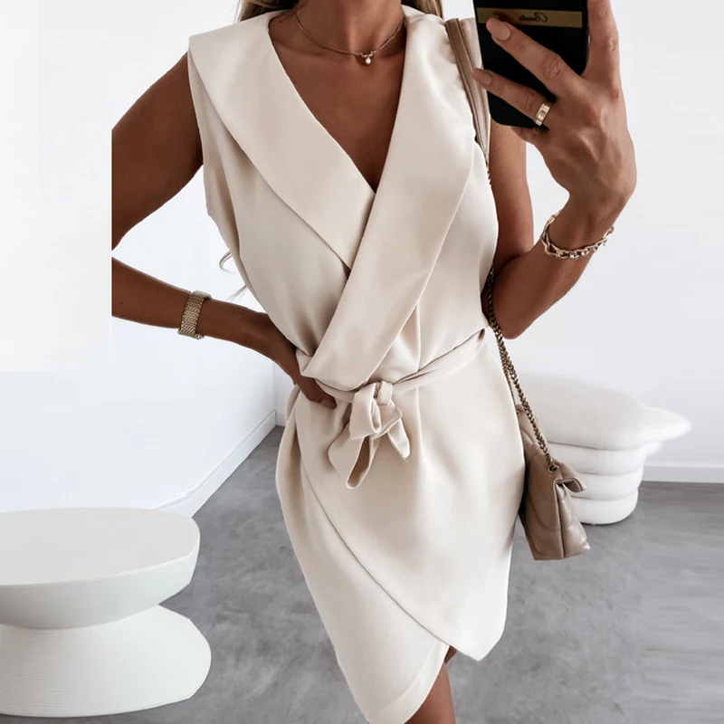 

Женское асимметричное платье-рубашка с поясом и глубоким V-образным вырезом