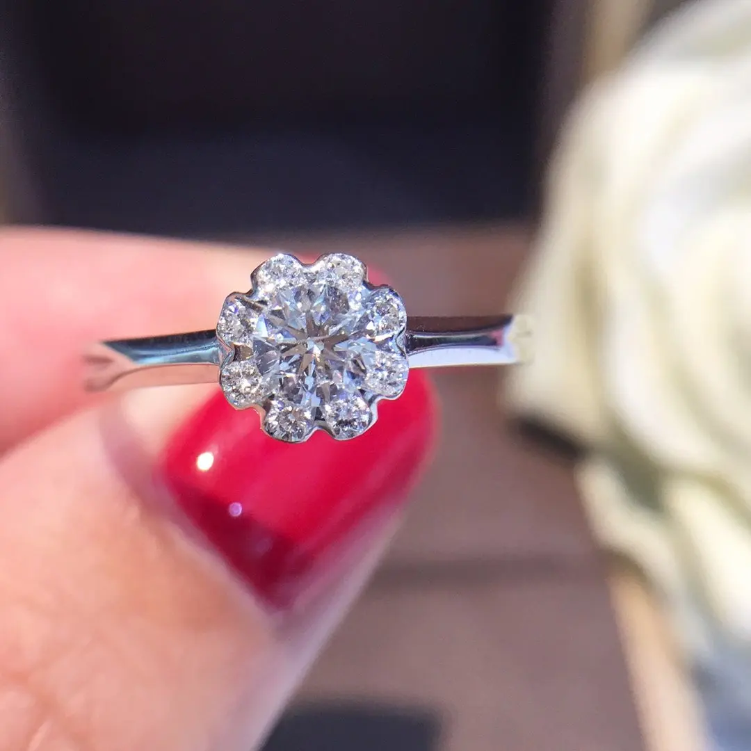 Кольцо из чистого золота 18 карат с натуральными бриллиантами красивое кольцо