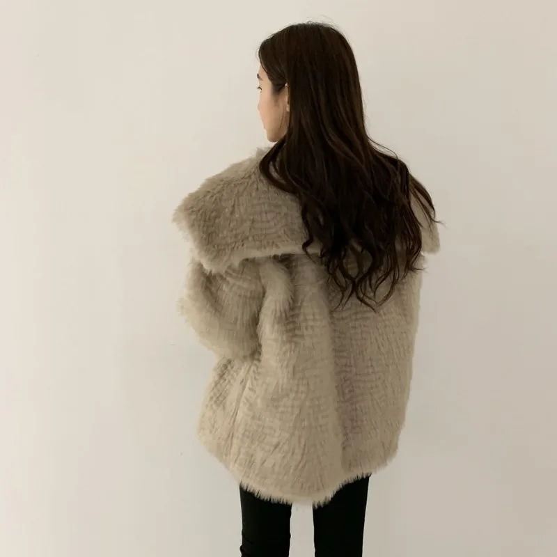 

2020 winter new Korean style temperament all-match furry lamb hair one coat loose horn buckle plush fashion jacket women