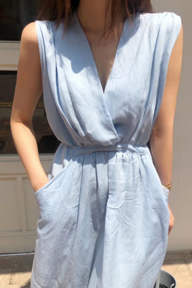 Корейское шикарное платье молочного цвета мягкое синее сексуальное с V-образным