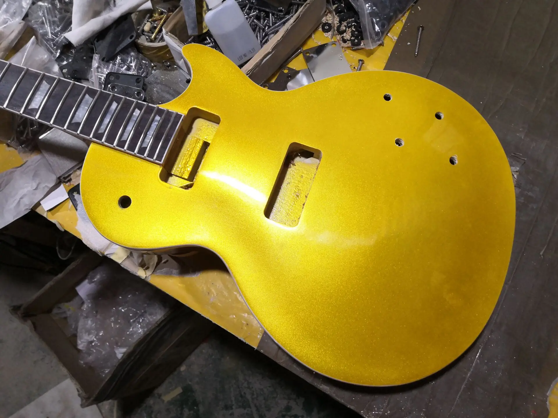 

Бесплатная доставка, новинка, высокое качество, под заказ, Золотая Топ, электрогитара «сделай сам», корпус из красного дерева, гитара, Золота...