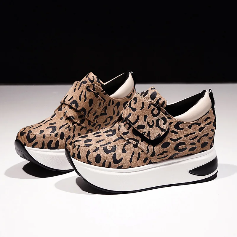 Женские кроссовки на танкетке дышащие вулканизированной подошве повседневная