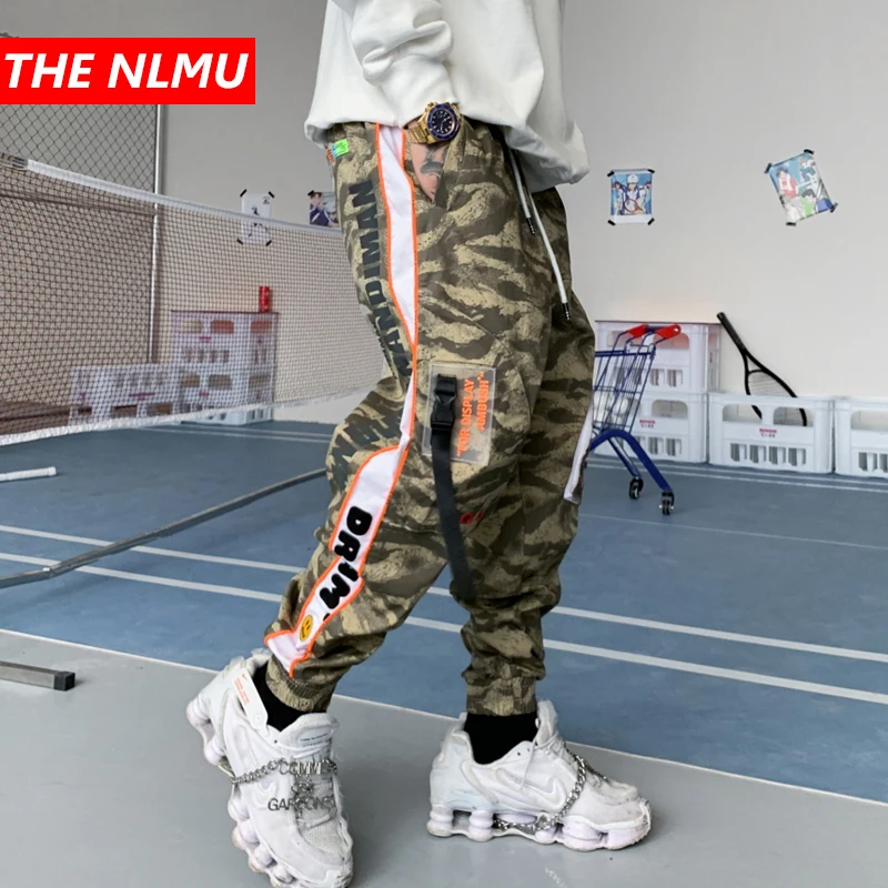 Камуфляжные брюки карго в стиле хип хоп модель 2020 года штаны для бега с лентами