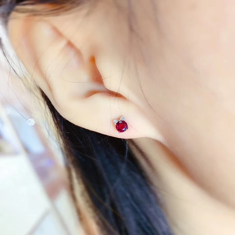 Комплект ювелирных изделий из серебра 925 пробы с гранатом