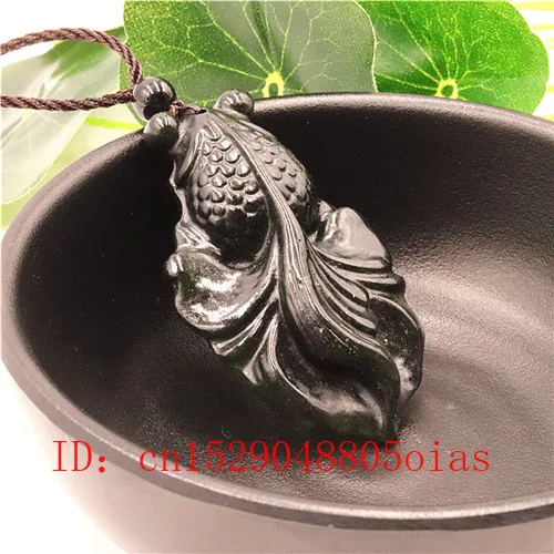 Ожерелье с подвеской в виде золотой рыбки из черного и зеленого нефрита |