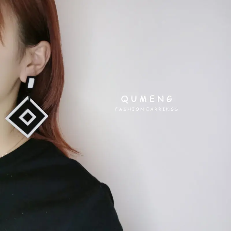 QUMENG 2020 большие геометрические панк серьги корейские черно белые акриловые